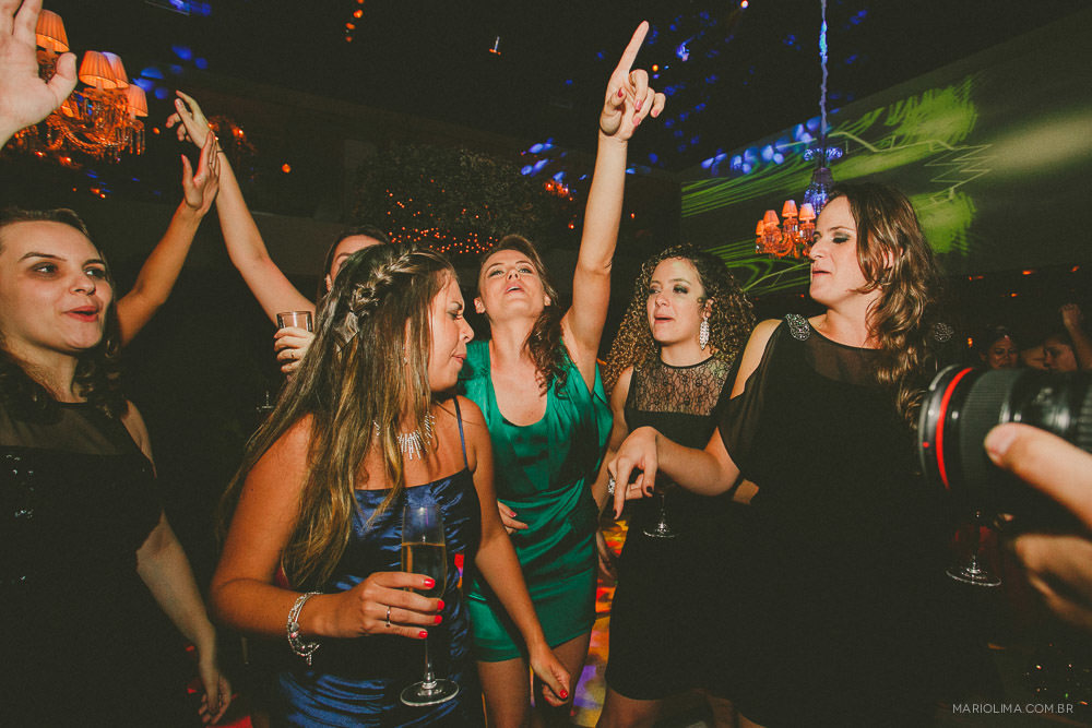 Madrinhas e amigas dançando em festa de casamento na Casa Petra