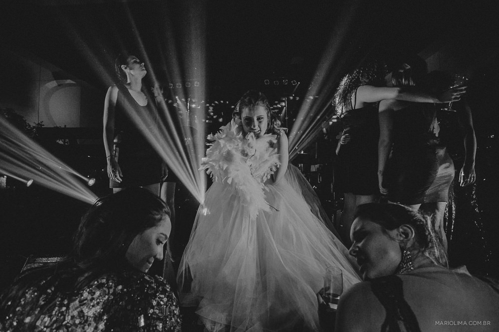 Noiva animada em festa de casamento na Casa Petra