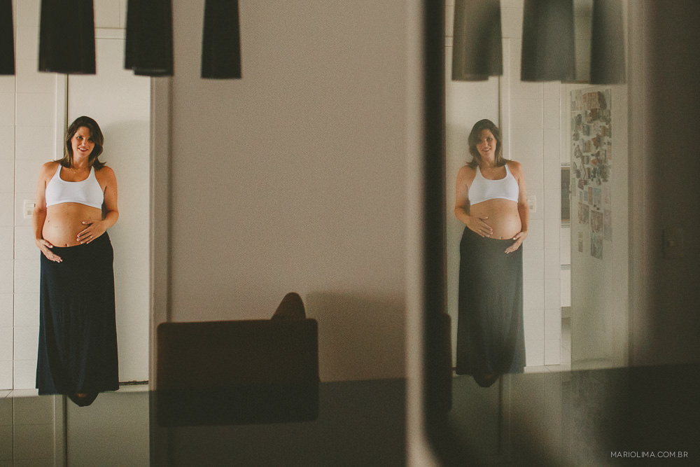 Fotografia de grávida com as mãos na barriga