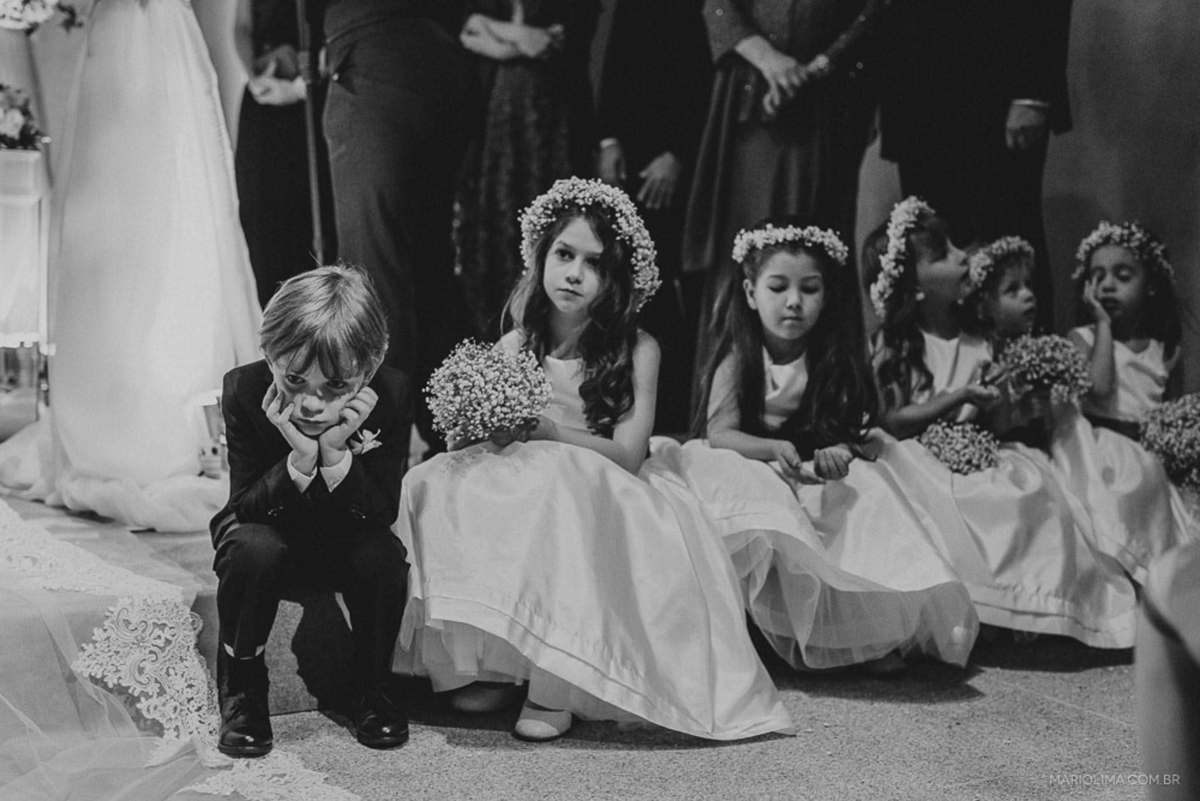 Daminhas e pajem assistindo cerimônia de casamento na Casa Itaim