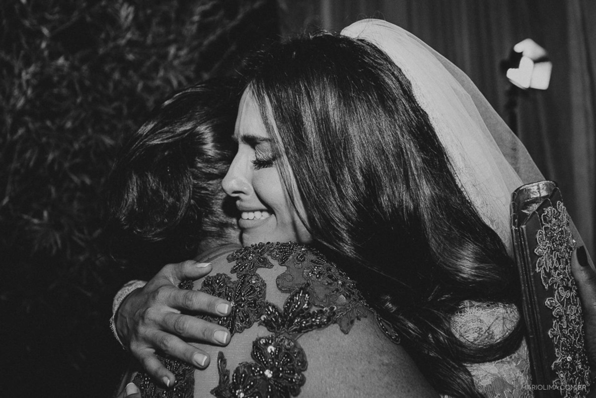 Noiva abraçando a mãe em cerimônia de casamento na Casa Itaim