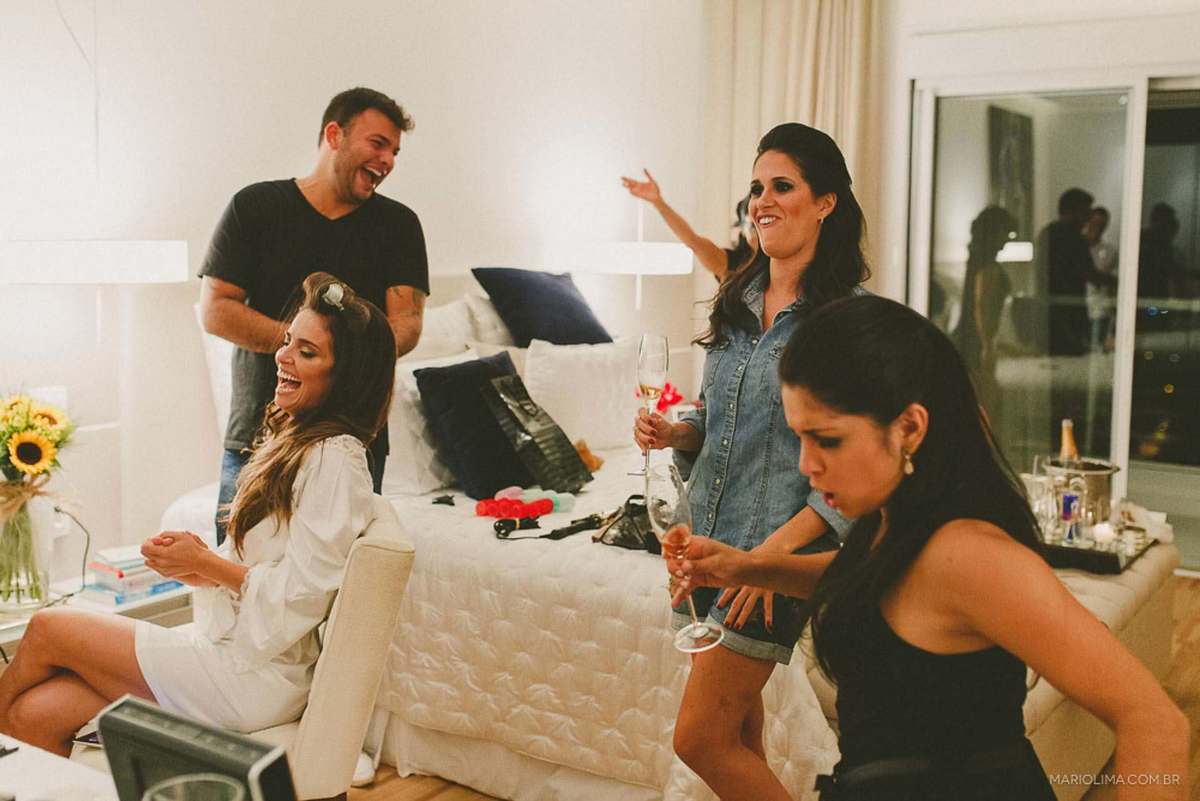 Fotografia de madrinhas e nova rindo no making of
