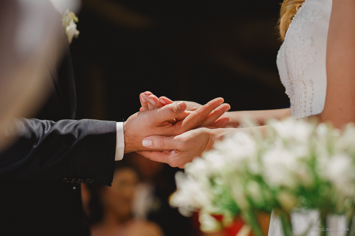 Retrato da mão dos noivos em cerimônia de casamento no Espaço Gardens