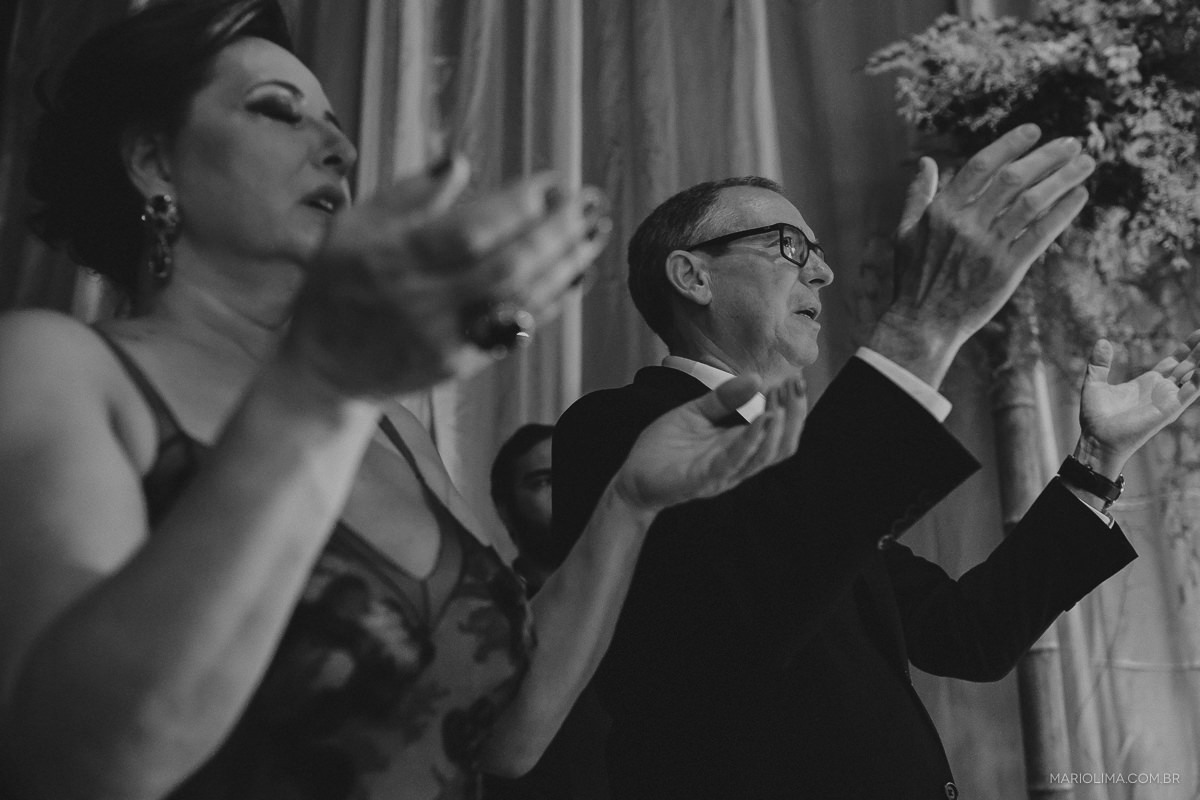 Pais abençoando os noivos em cerimônia de casamento no Espaço Gardens