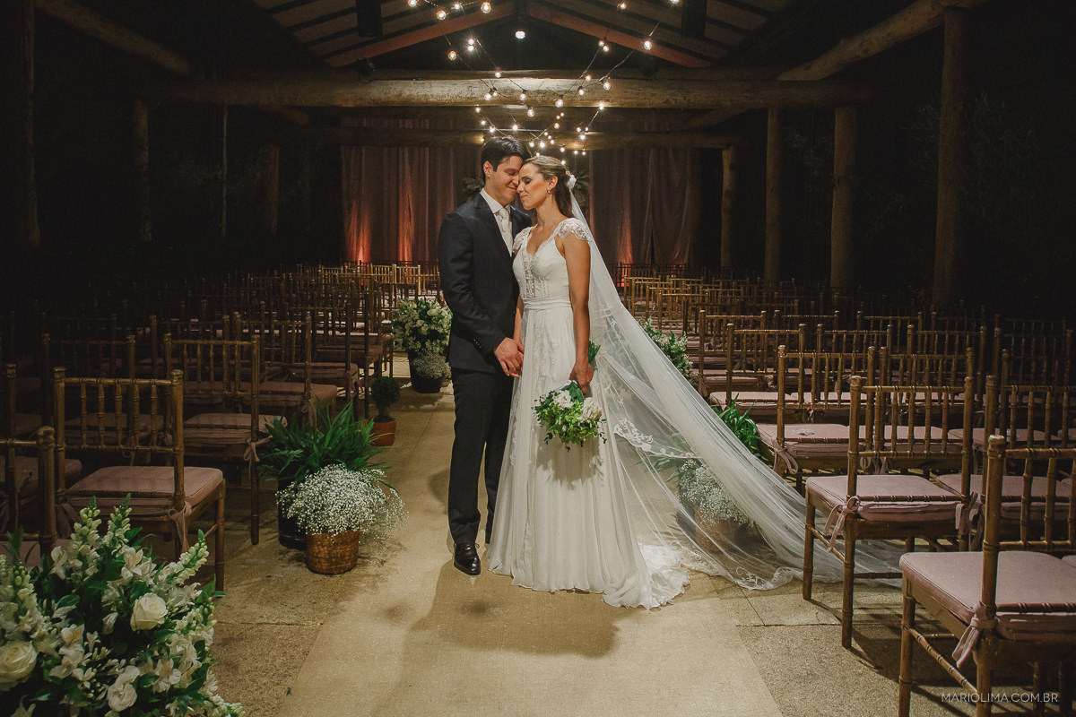 Noivos se beijando em Espaço Gardens
