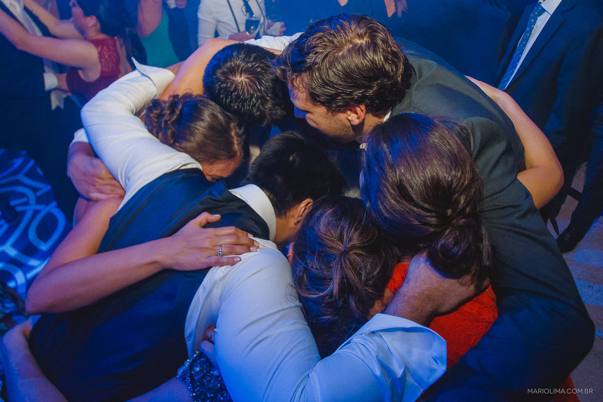Noivos e padrinhos dançando em festa de casamento no Espaço Gardens