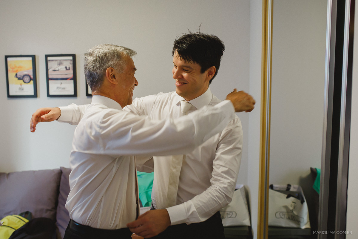 Fotografia de pai abraçando filho no making of