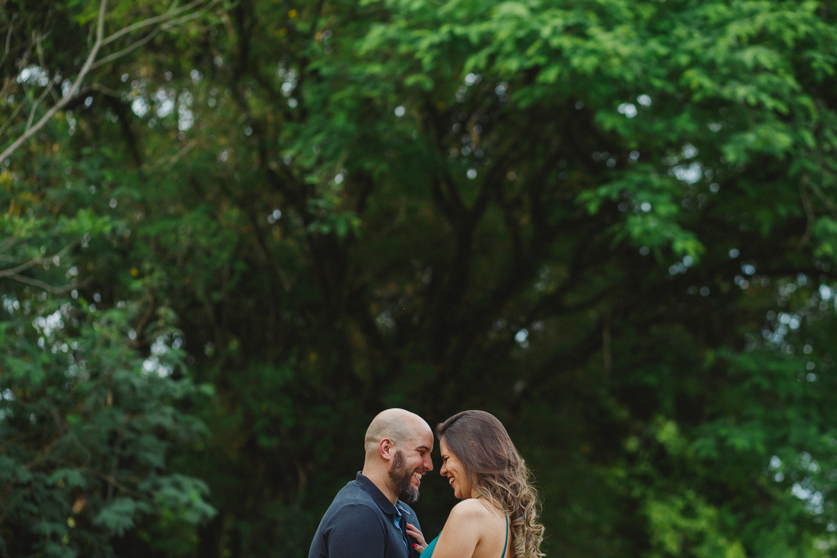 Casal abraçado em Fazenda Ipanema