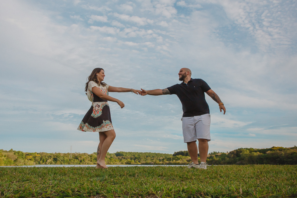 Casal sorrindo com as mãos dadas em Fazenda Ipanema