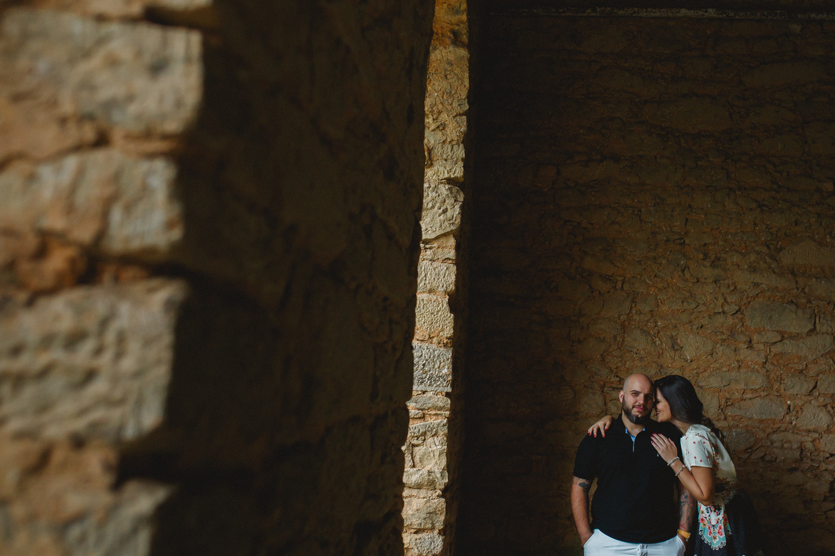 Retrato de noiva abraçando noivo em Fazenda Ipanema