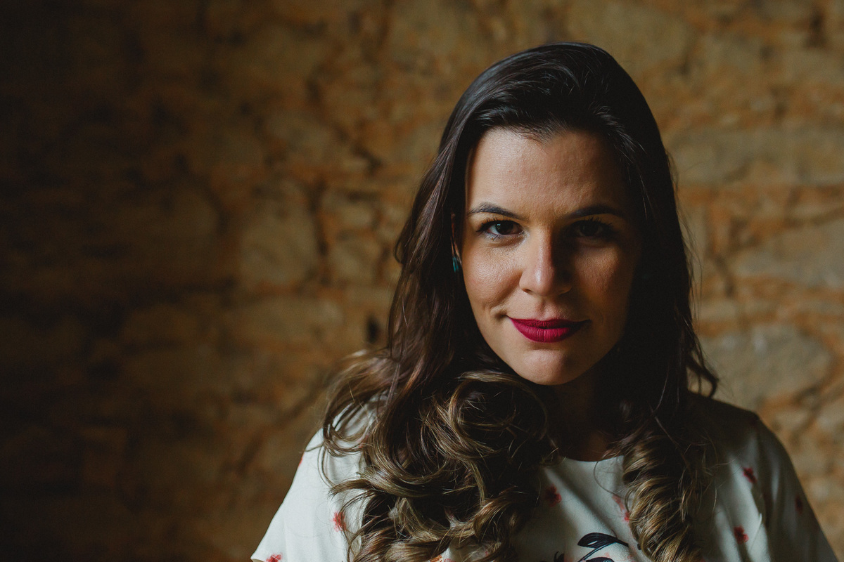 Fotografia de mulher sorrindo em Fazenda Ipanema