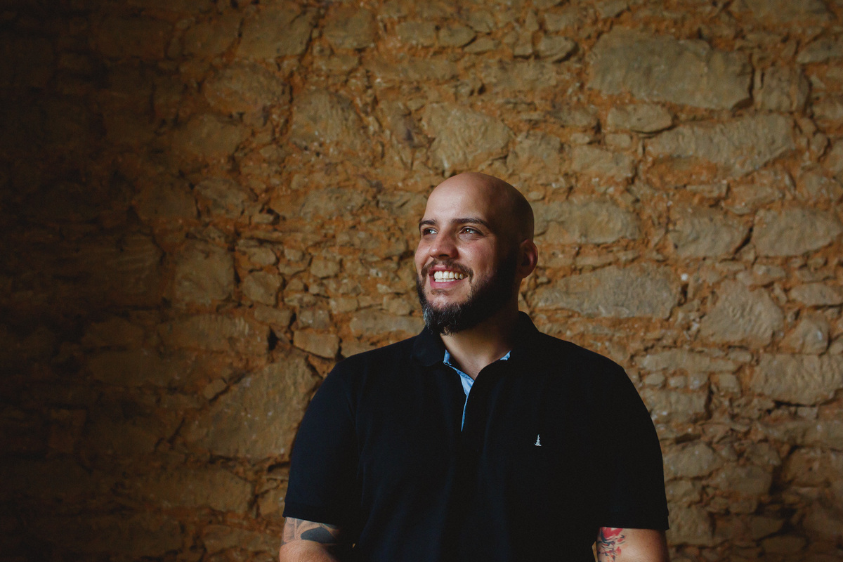 Fotografia de homem sorrindo em Fazenda Ipanema