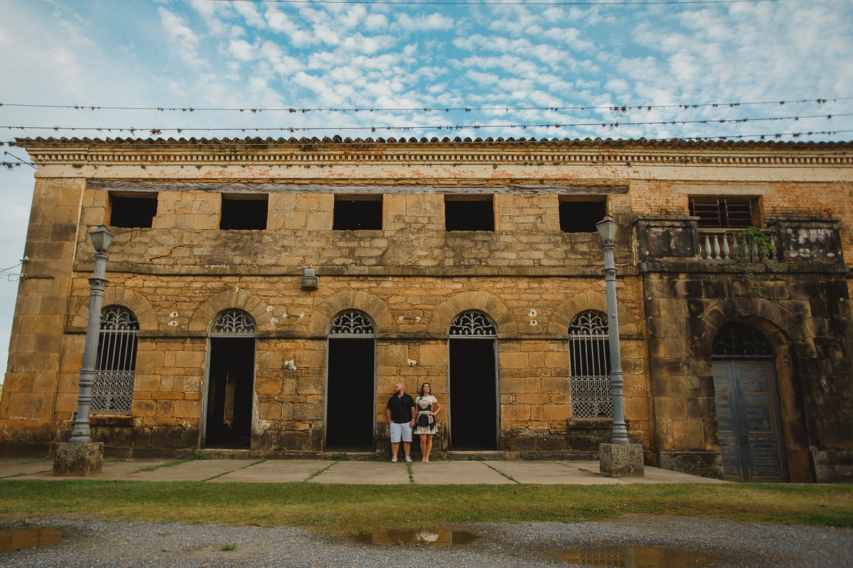 Fotografia de casal encostado na casa em Fazenda Ipanema