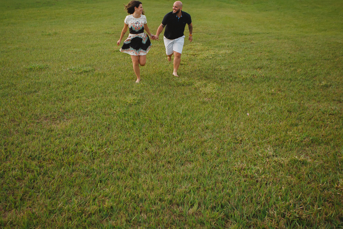 Fotografia de casal correndo em Fazenda Ipanema