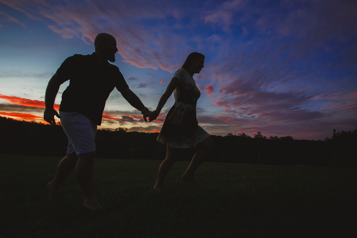 Fotografia de casal caminhando em Fazenda Ipanema