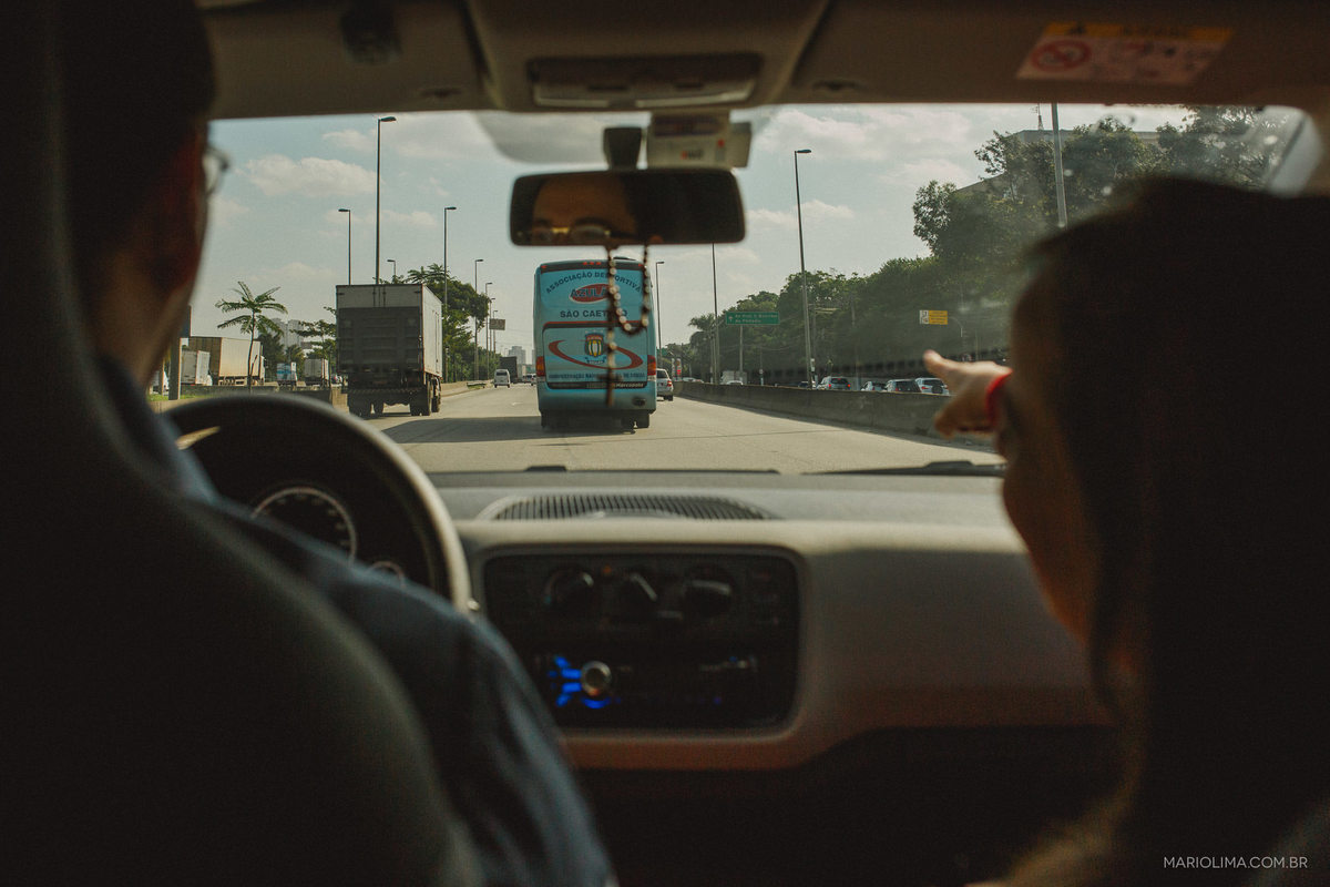 Fotografia de casal no carro