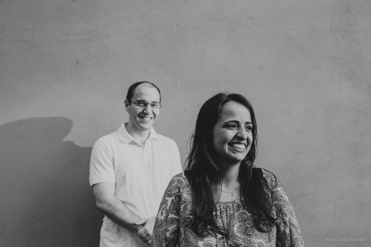 Retrato de casal sorrindo no sítio