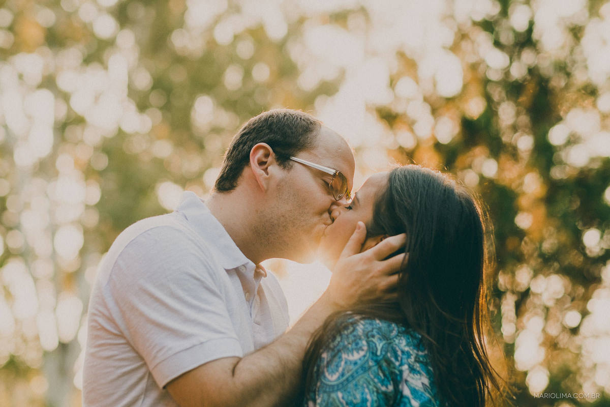 Fotografia de beijo do casal no sítio