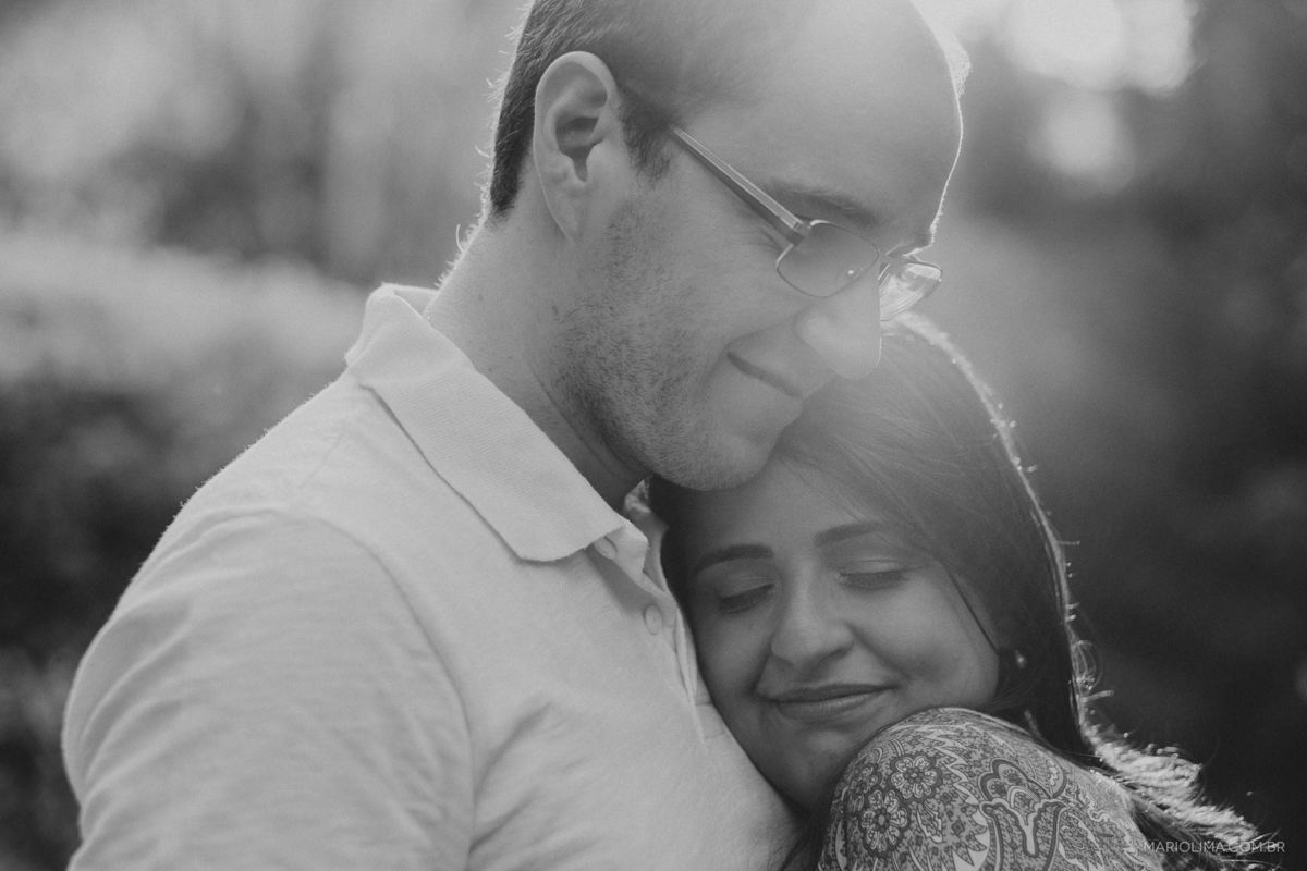 Retrato de casal abraçado no sítio