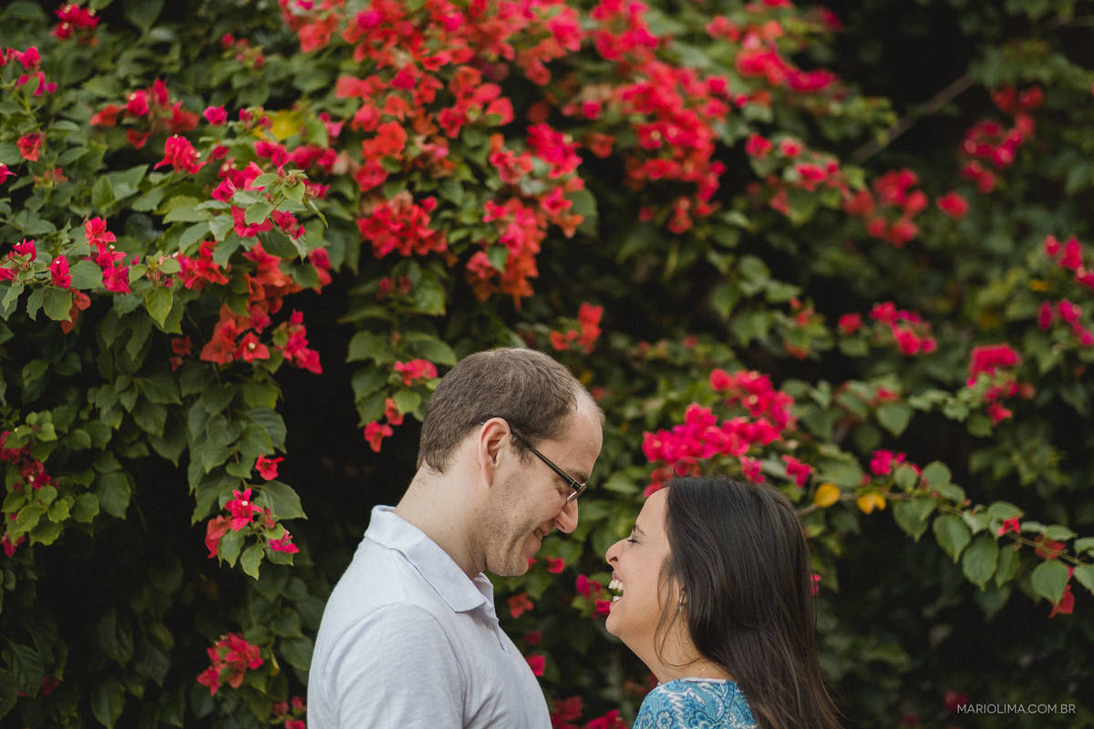 Retrato de homem olhando a mulher dar risada