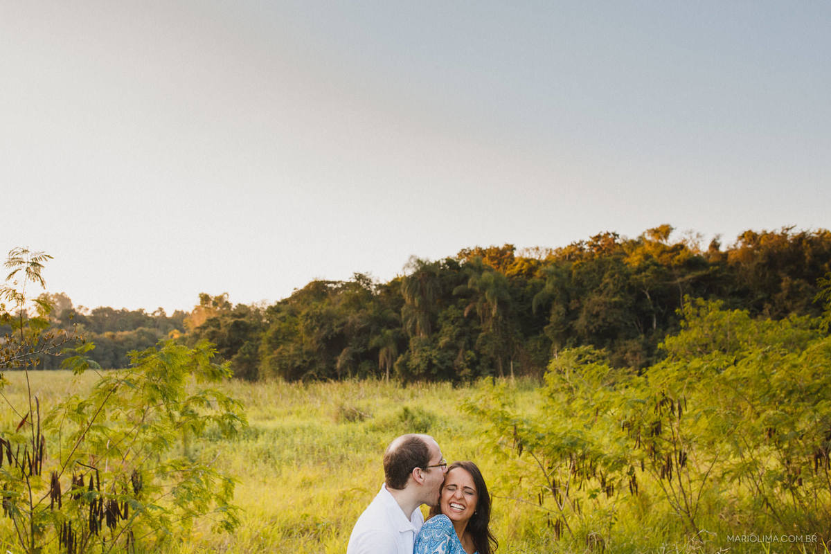 Fotografia de homem beijando a mulher no sítio