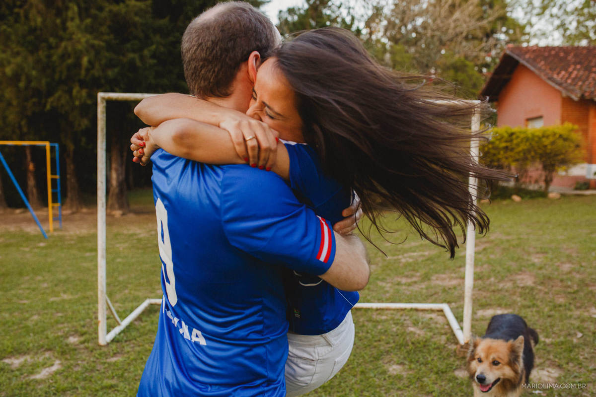 Fotografia de casal abraçado com a camisa do São Caetano 