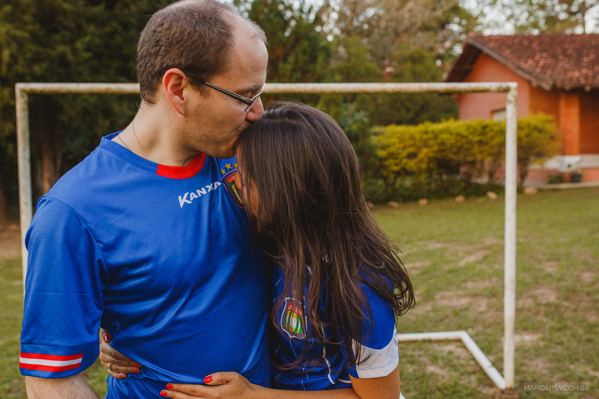 Fotografia de mulher beijando o símbolo do São Caetano
