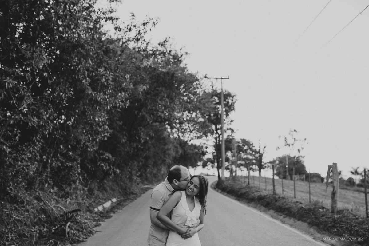 Retrato de casal se beijando na estrada do sítio