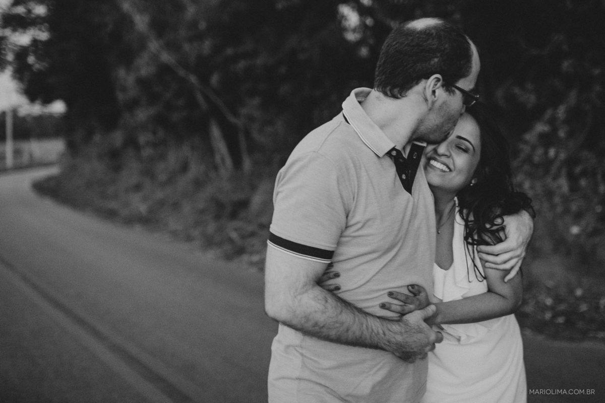 Homem beijando a testa da mulher na estrada do sítio