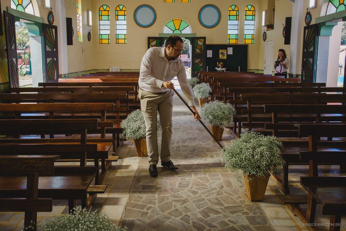 Homem arrumando a decoração da Paróquia São Roque