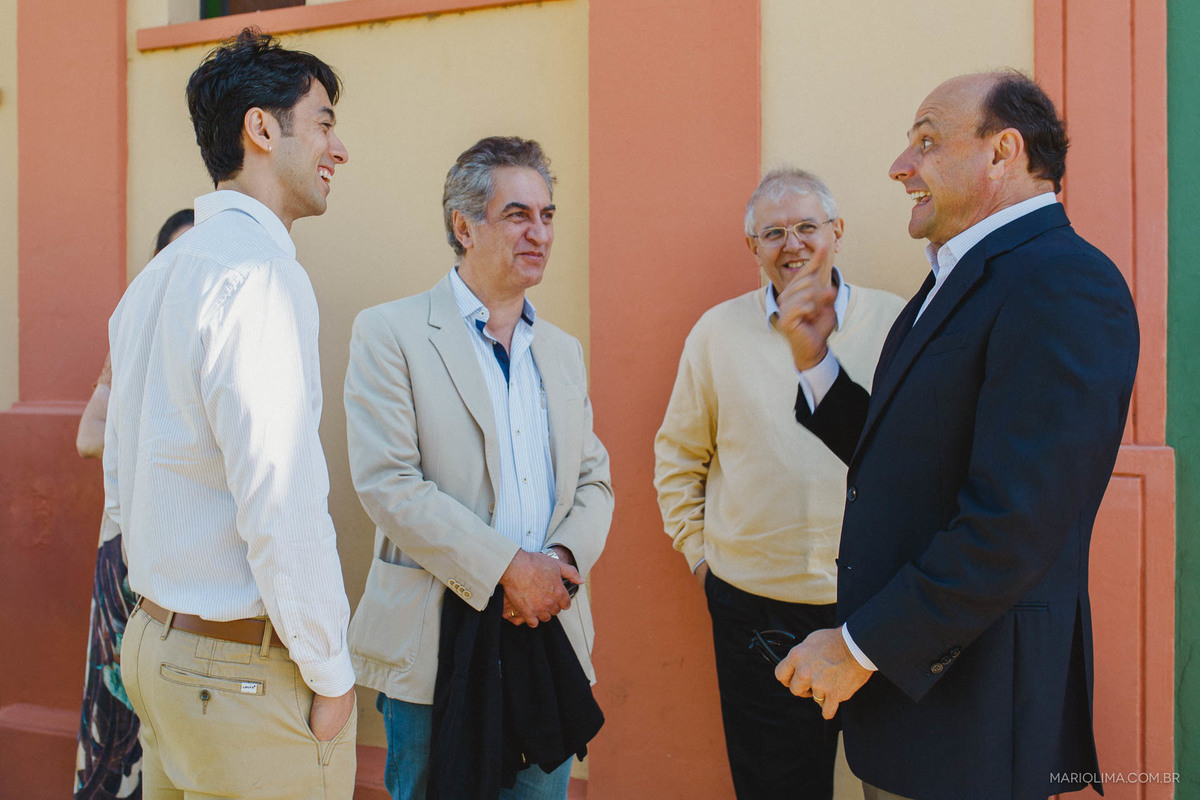 Noivo conversando com pais e padrinhos na Paróquia São Roque