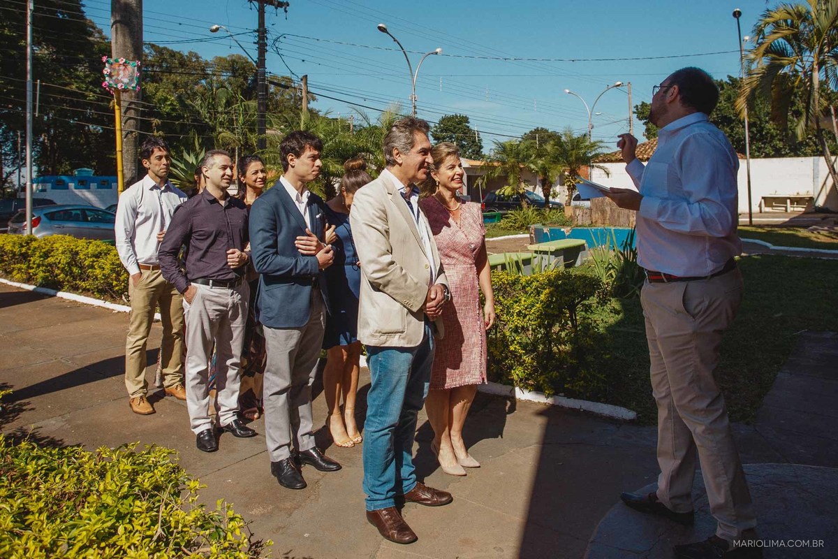 Padrinhos se preparando para entrar na Paróquia São Roque