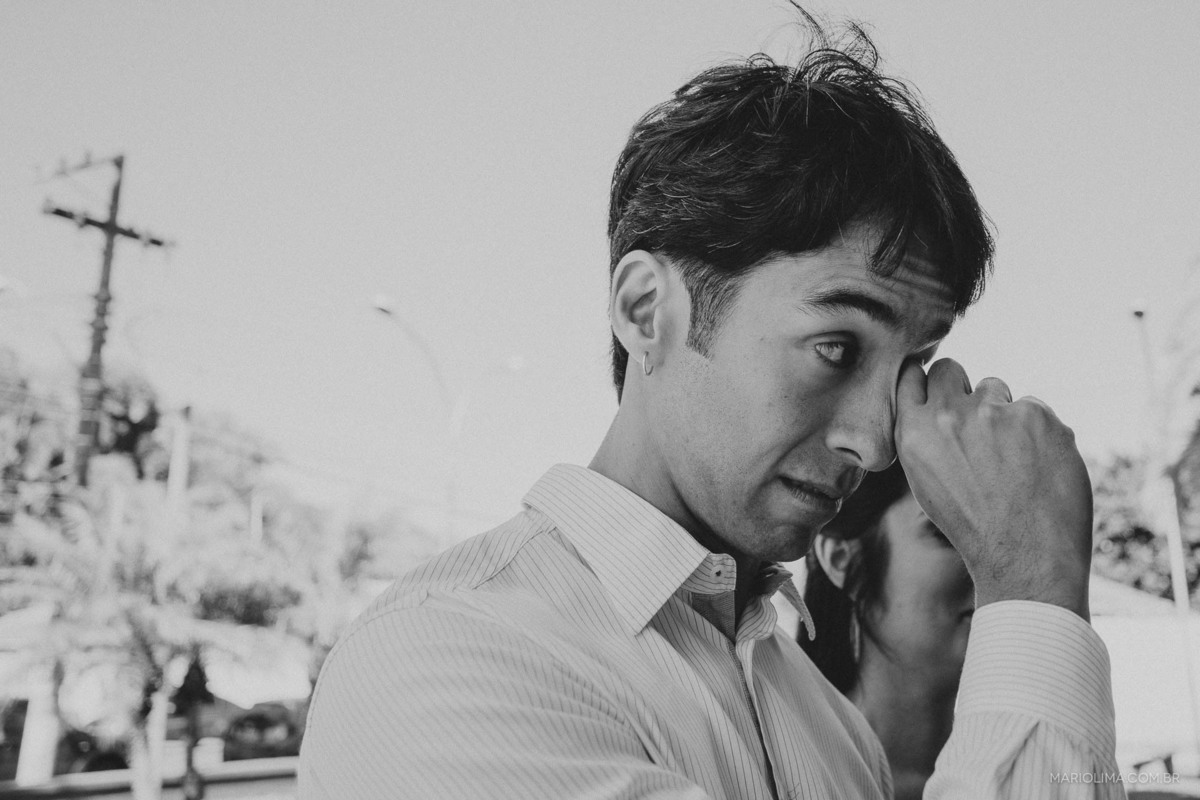 Fotografia de noivo emocionado 