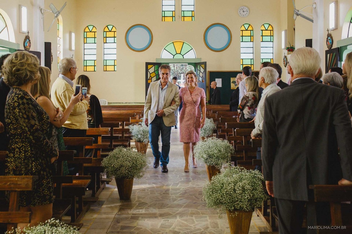 Pais do noivo entrando na Paróquia São Roque