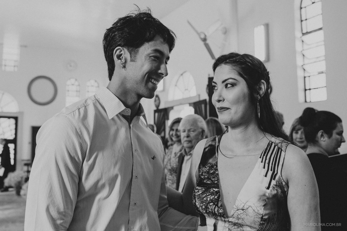 Madrinha cumprimentando o noivo em cerimônia de casamento na Paróquia São Roque