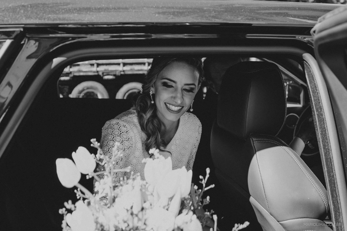 Retrato de noiva sorrindo no carro