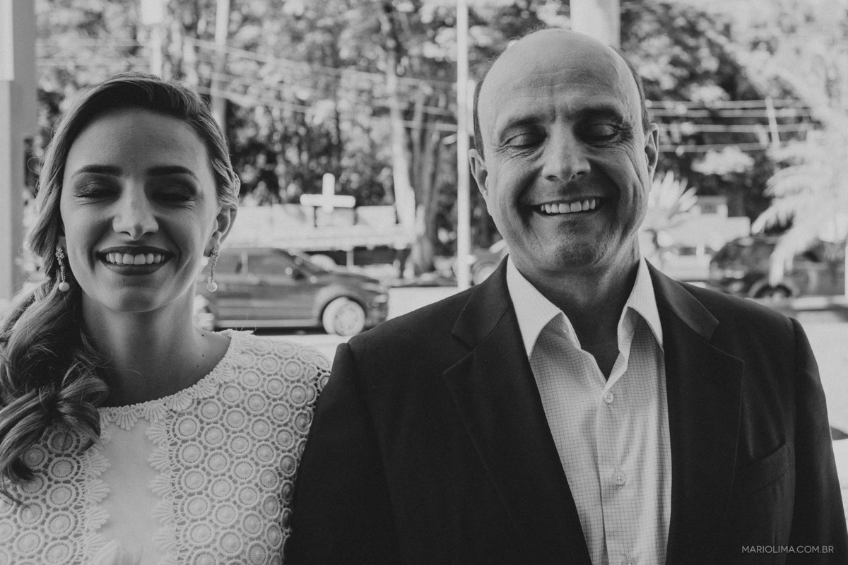 Noiva com o pai em frente a Paróquia São Roque