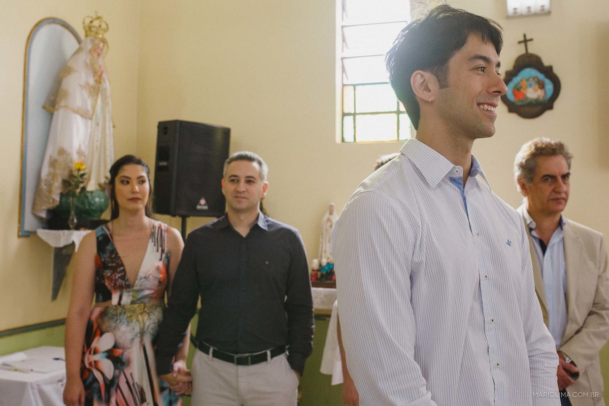 Noivo aguardando a noiva no altar da Paróquia São Roque