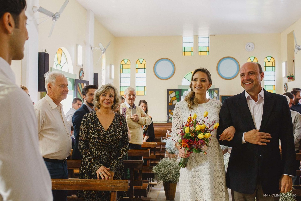 Noiva entrando com o pai em cerimônia de casamento na Paróquia São Roque