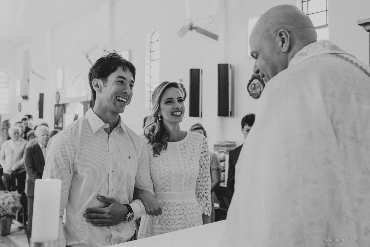 Fotografia de noivos no altar da Paróquia São Roque