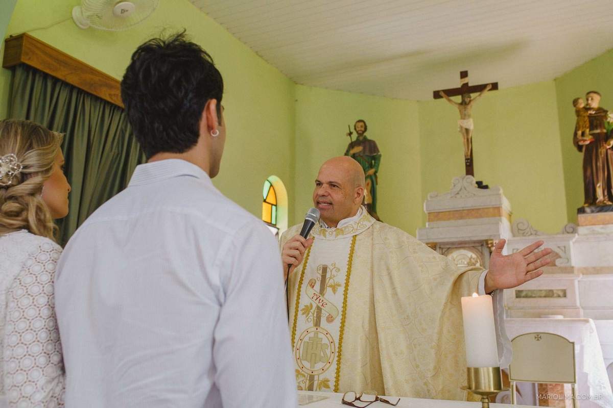 Padre realizando cerimônia de casamento na Paróquia São Roque