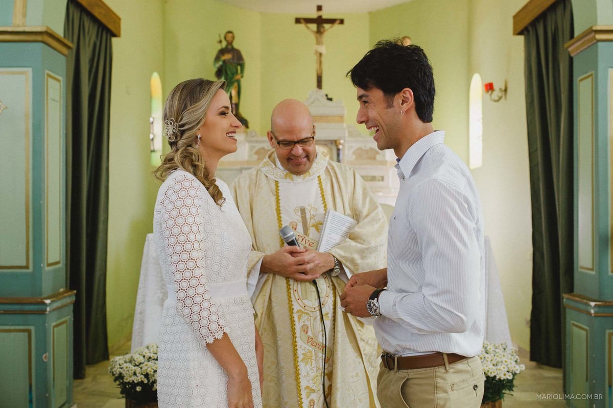 Fotografia de casal se olhando em cerimônia de casamento na Paróquia São Roque
