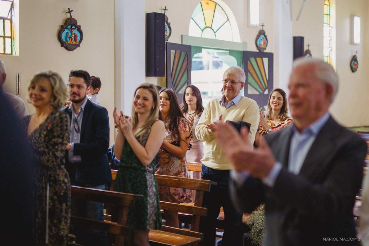 Convidados aplaudindo cerimônia de casamento na Paróquia São Roque