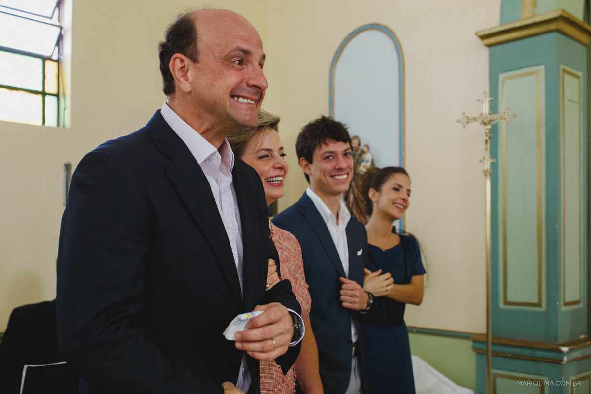 Pais e padrinhos emocionados em cerimônia de casamento na Paróquia São Roque