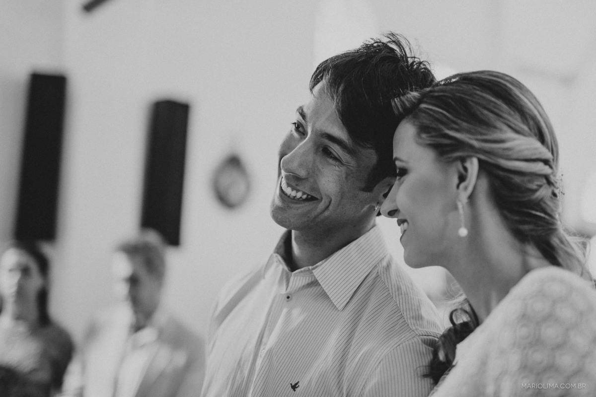 Retrato de casal encostados na Paróquia São Roque