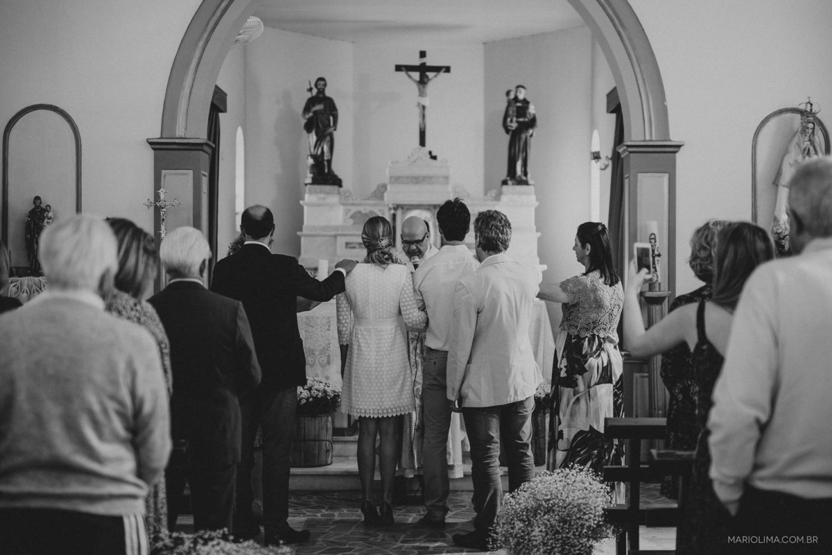 Pais abençoando os noivos em cerimônia de casamento na Paróquia São Roque