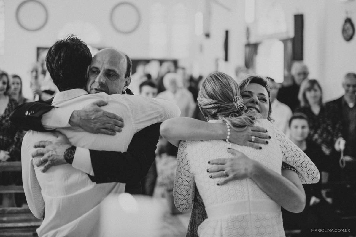Noivos cumprimentando os pais em Paróquia São Roque