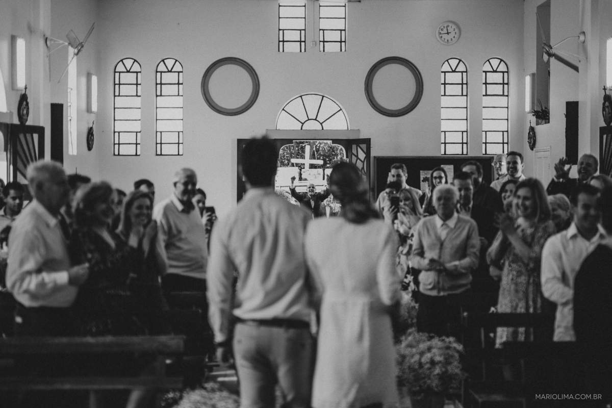 Noivos saindo da Paróquia São Roque