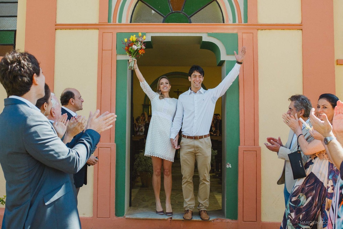 Noivos se despedindo da Paróquia São Roque