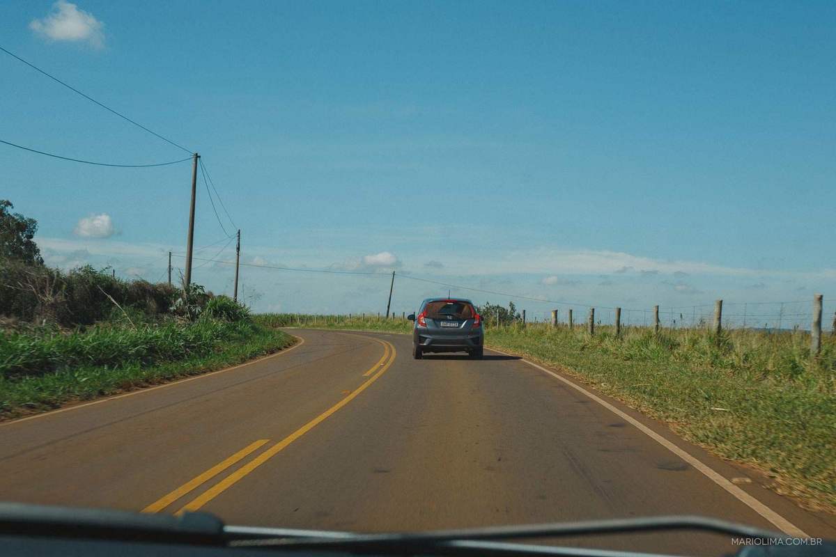 Fotografia de carro na estrada
